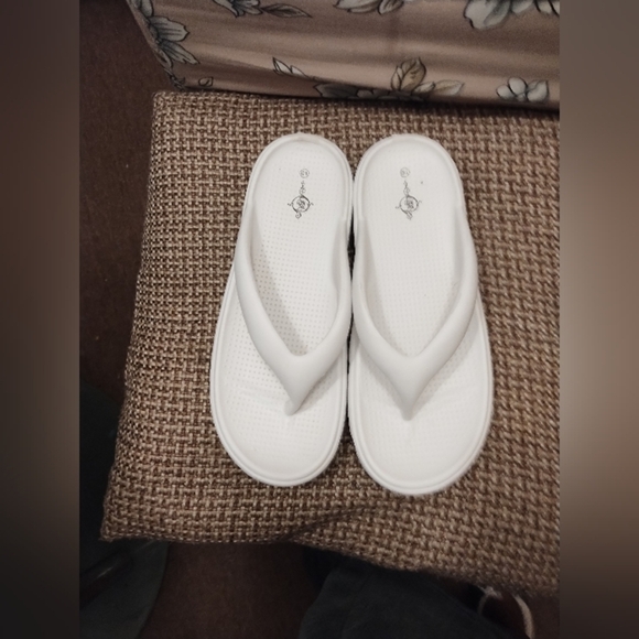 Sole Mates Unisex Throng White Flip Flops Size 10 Causal,Beach, Pool - Picture 1 of 6
